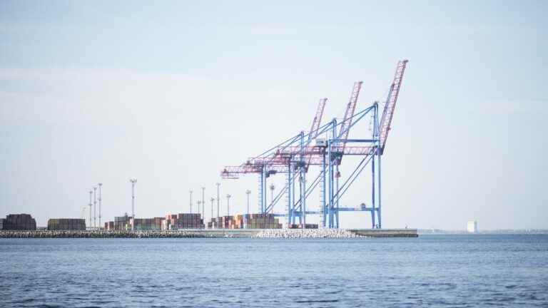 three Ukrainian ports are working again, a step towards the resumption of grain exports