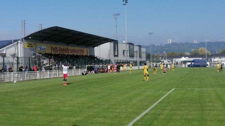 12 teams of young footballers competing in Petit-Quevilly