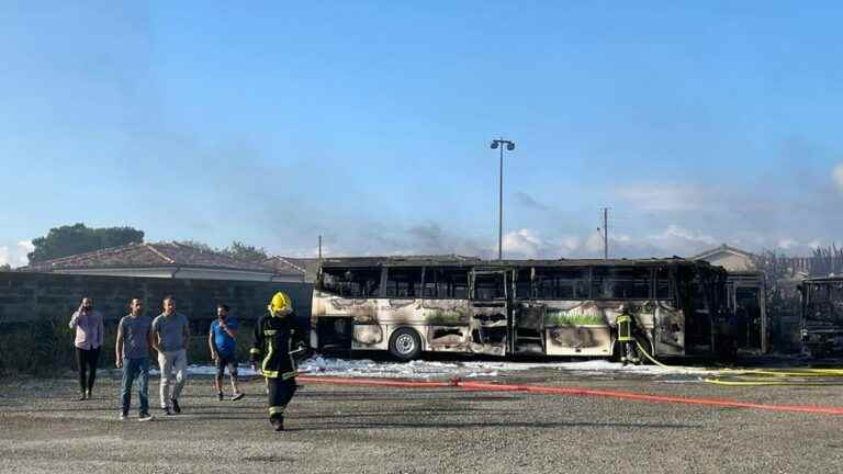 14 buses on fire on private land in Labarthe-sur-Lèze