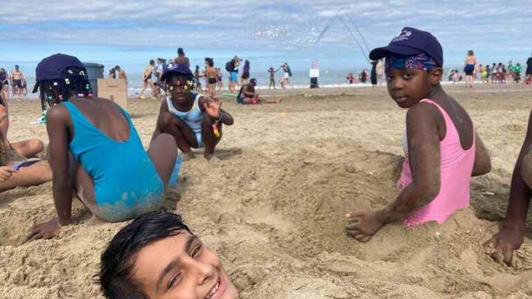 5,000 little Parisians on Deauville beach