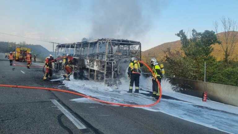 A bus burns on the A8, in the Var