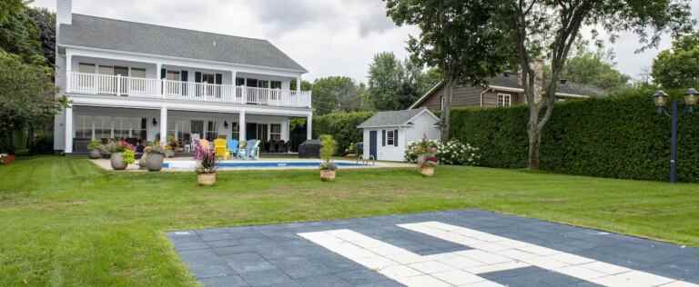 A horde of onlookers to be expected for the sale of Guy Lafleur’s house