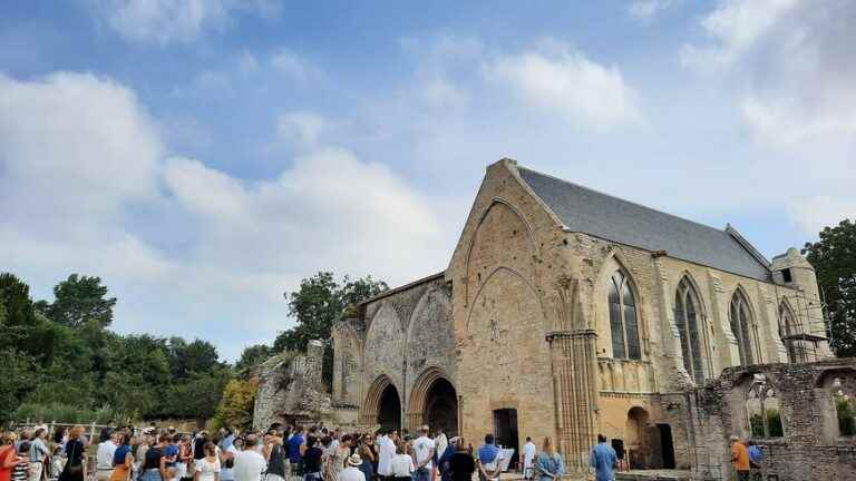 A mass celebrated in the chapel of the Abbey of Longues-sur-mer for the first time in… 240 years