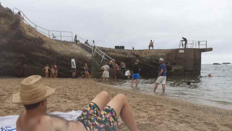 A surprise concert on a beach in Biarritz creates the event