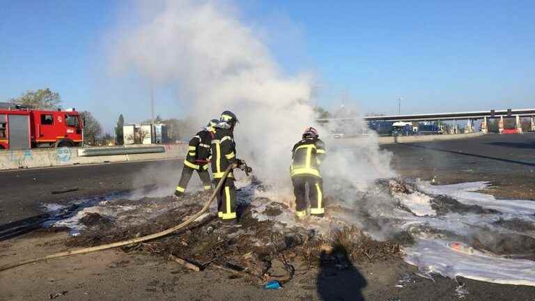 A truck on fire on the A81 motorway near Saint-Berthevin