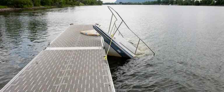 A wreck abandoned in a municipal wharf in Saint-Basile-le-Grand