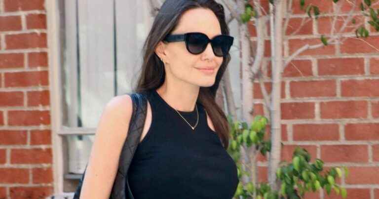 Angelina Jolie: The belly in the air in a total black look, the actress simply sublime