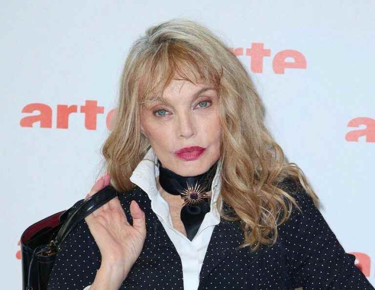 Arielle Dombasle drops the top on… TikTok!