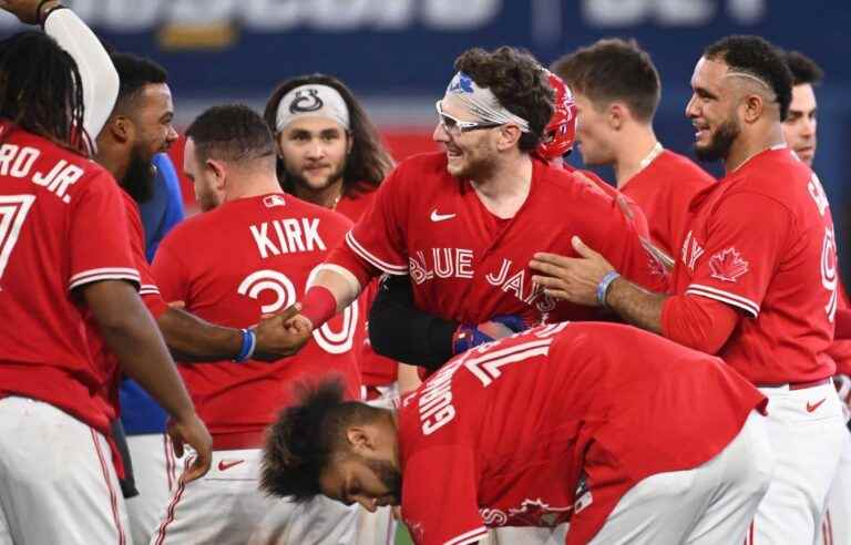 Blue Jays beat Cubs in 11 innings