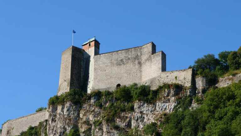 But why is there a citadel in Besançon?!