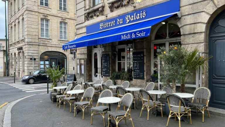 Caen (3/5) A wall full of dedications at the Bistrot du Palais