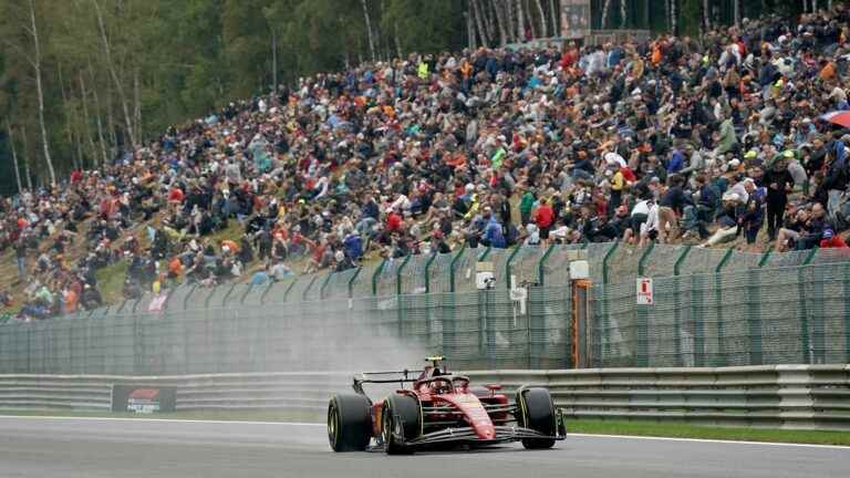 Carlos Sainz in the lead, Lewis Hamilton forced to retire after a collision… Follow the Belgian GP