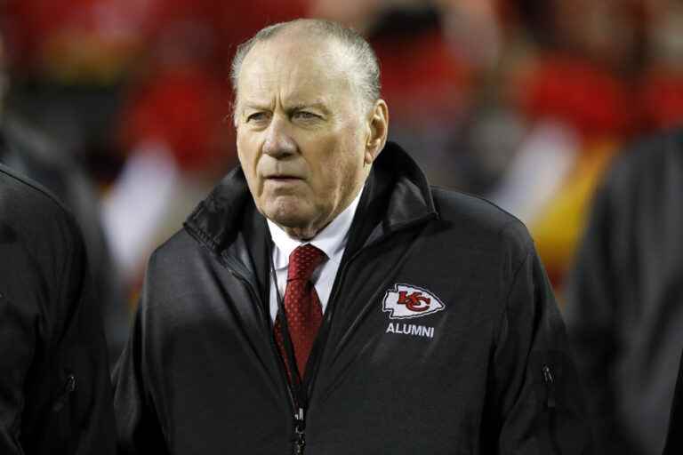 Chiefs |  Former quarterback Len Dawson has died