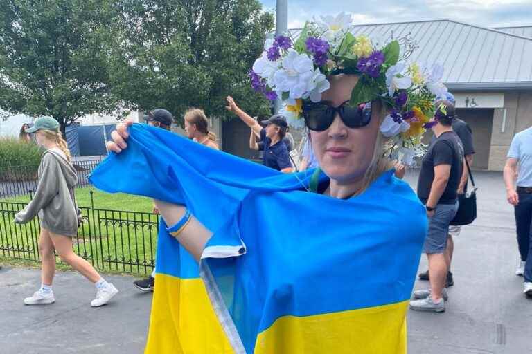 Cincinnati Tournament |  A spectator with a Ukrainian flag forced to leave the field