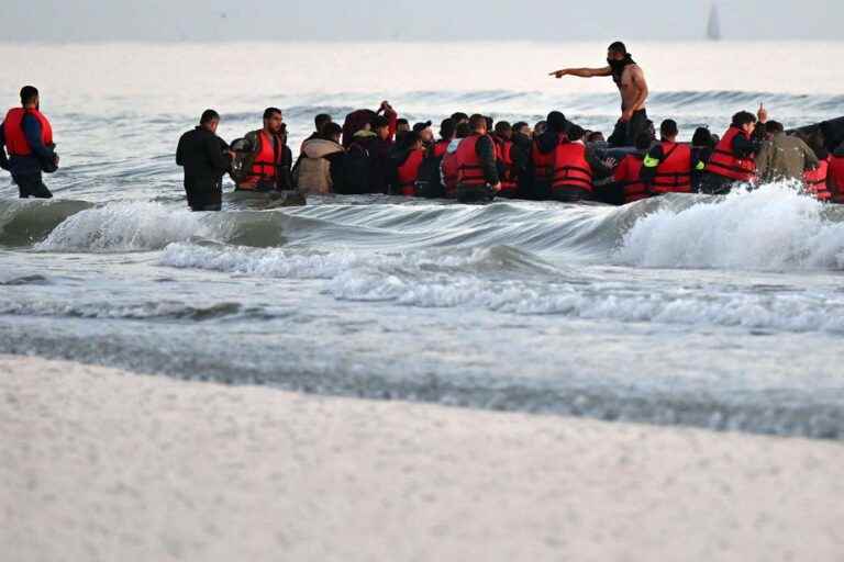 Crossing the English Channel |  More and more migrants run the risk