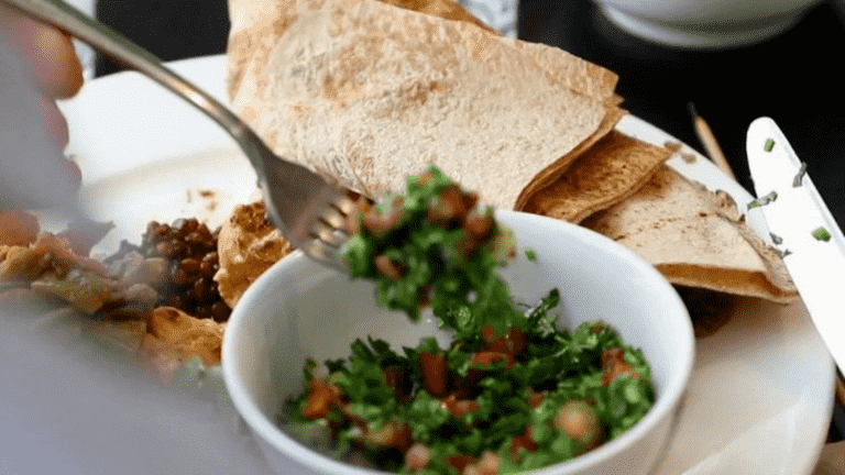 Cuisine: tabbouleh, national emblem in Lebanon