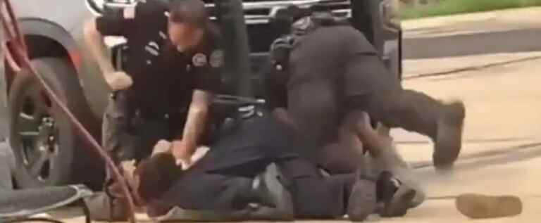 [EN IMAGES] Violent scene of police brutality in Arkansas