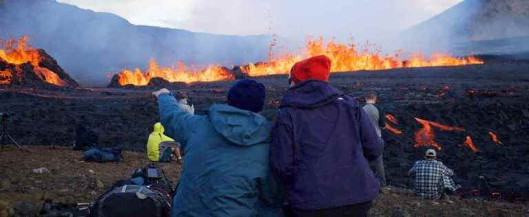 [EN PHOTOS] The new eruption in Iceland attracts the curious