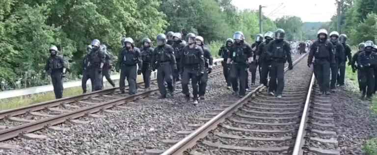 [EN VIDÉO] Riot police intervene against pro-climate protesters in Germany