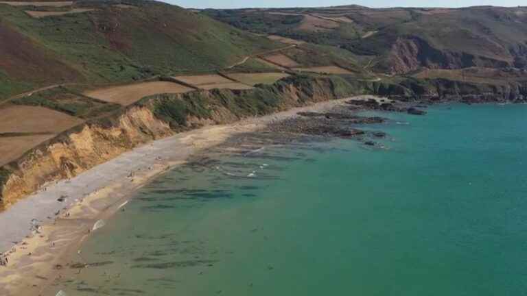 Écalgrain Bay, a wild paradise on the cliffside