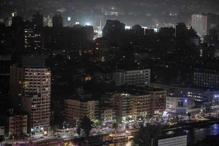 Egypt dims lights to boost foreign exchange reserves