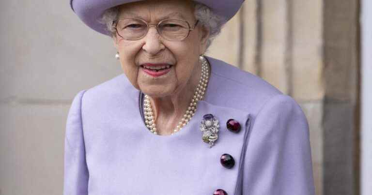 Elizabeth II again facing death: death of a precious lifelong friend