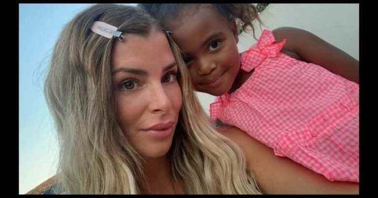 Emilie Fiorelli smooths her daughter Louna’s hair and is shot by Internet users