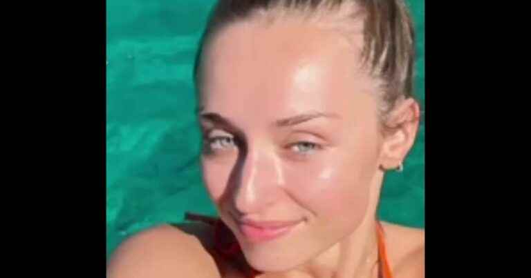 Emma Smet cute in a little orange swimsuit: she has fun with her mom, Estelle Lefébure