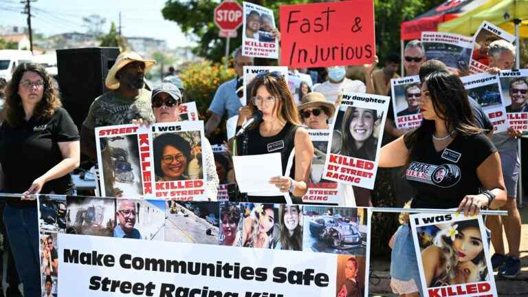 Exasperated by the filming in their neighborhood of the films “Fast and Furious”, residents of Los Angeles demonstrate against the saga