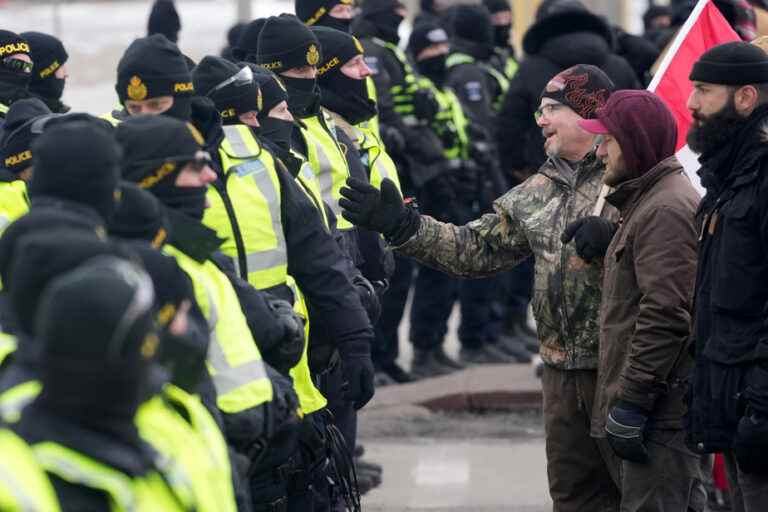 “Freedom Convoy” |  Protesters tried to obtain the names of the police officers dispatched to Windsor