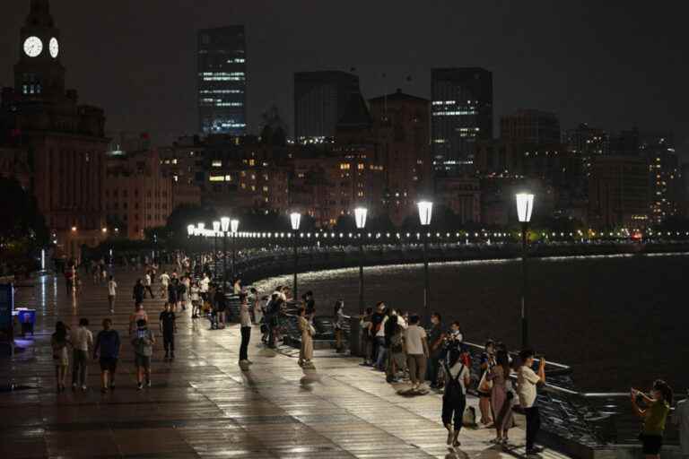 Heat wave in China |  Shanghai dims lights on Bund Avenue to save energy