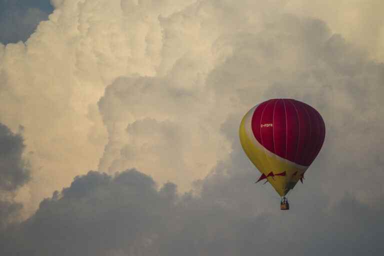 Hot air balloon flight, from the stratosphere to the recession