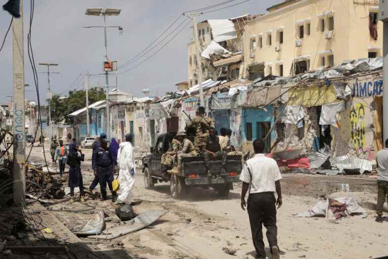 Hotel attacked in Somalia |  Families of victims waiting after a 30-hour siege