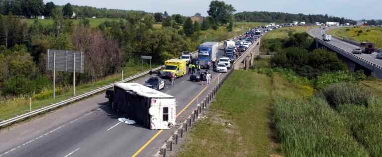 [IMAGES] Highway 20: an accident involving a trailer causes a monster traffic jam