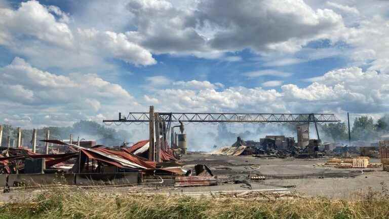 IN PICTURES – Show of desolation after the fire at a sawmill in Mothern