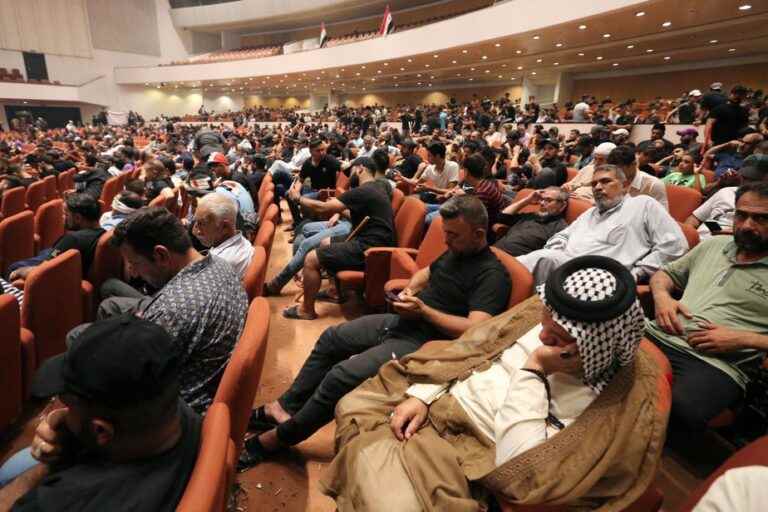 Iraq |  Protesters urged to evacuate Parliament