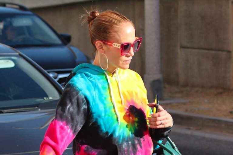 Jennifer Lopez tired after her honeymoon: the singer spotted in the streets of Los Angeles with an unusual look