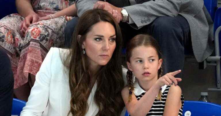 Kate Middleton: Surprise appearance with Charlotte and Louis in economy class, supporting photos