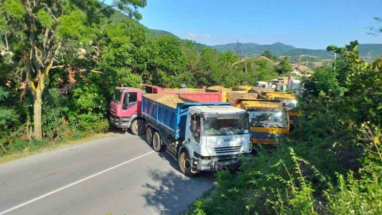 Kosovo Serbs dismantle barricades on border with Serbia