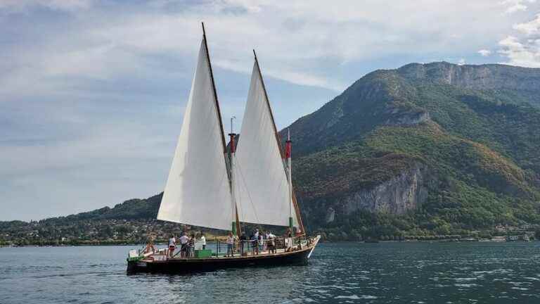 L’Espérance III finally sails and attracts all eyes on Lake Annecy