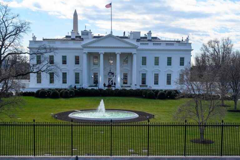 Lightning injures four people near the White House