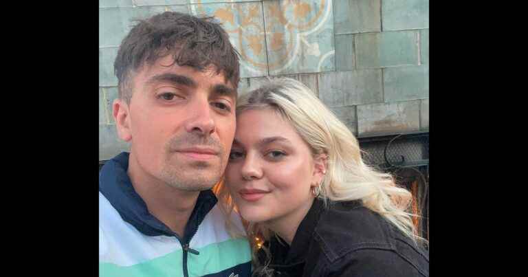 Louane in love: her companion Florian gives her a nice surprise in the middle of a recording session