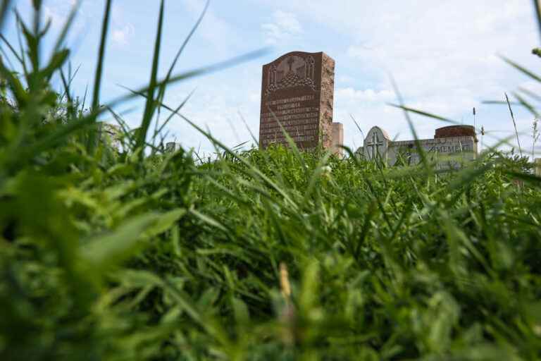 Notre-Dame-des-Neiges Cemetery |  Citizens unable to bury their loved ones