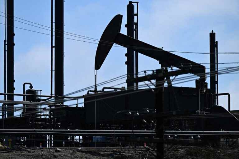 Oil prices regain strength after a week of losses