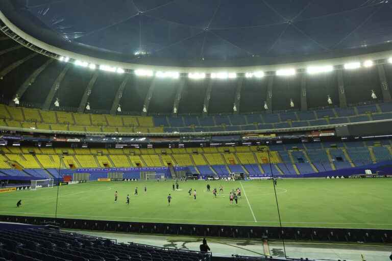 Olympic Stadium |  A new synthetic turf and a filled tower