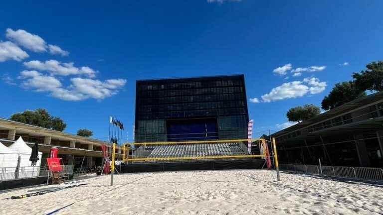 On the forecourt of Montpellier town hall, a beach volleyball court hosts an international tournament