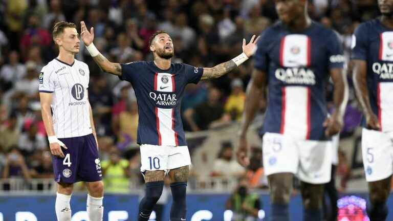 PSG easily wins 3 goals to 0 against Toulouse