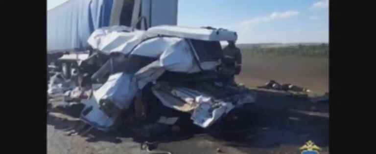 Russia: 15 dead in a collision between a minibus and two trucks