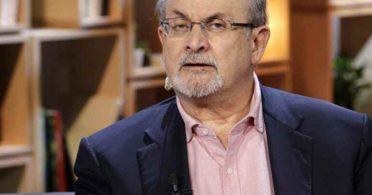 Salman Rushdie hospitalized: the writer was able to speak (and joke!), his attacker pleads not guilty…