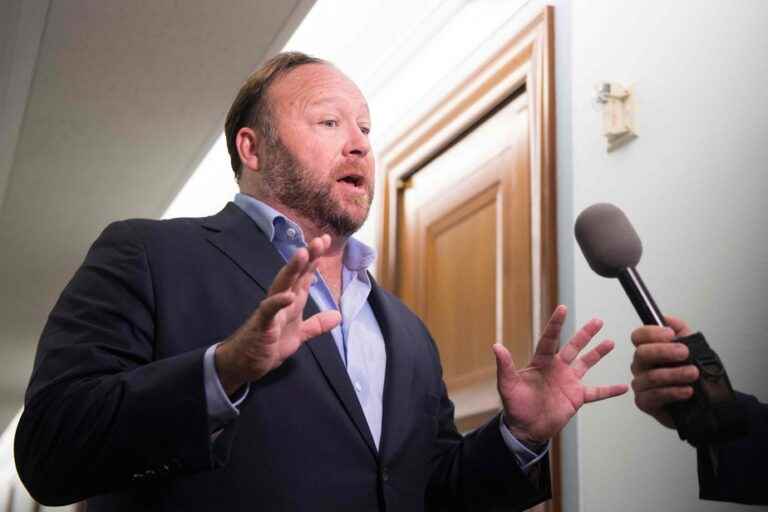 Sandy Hook |  Alex Jones ordered to pay 45 million for denying the existence of the massacre